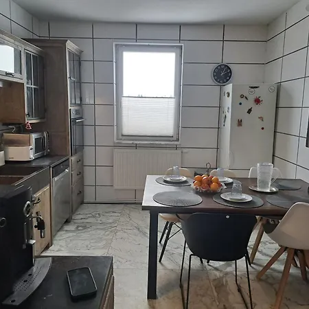 Rim 4 Raeume 3 Schlafzimmer 1 Wohnzimmer In 1 Og 100 Qm *